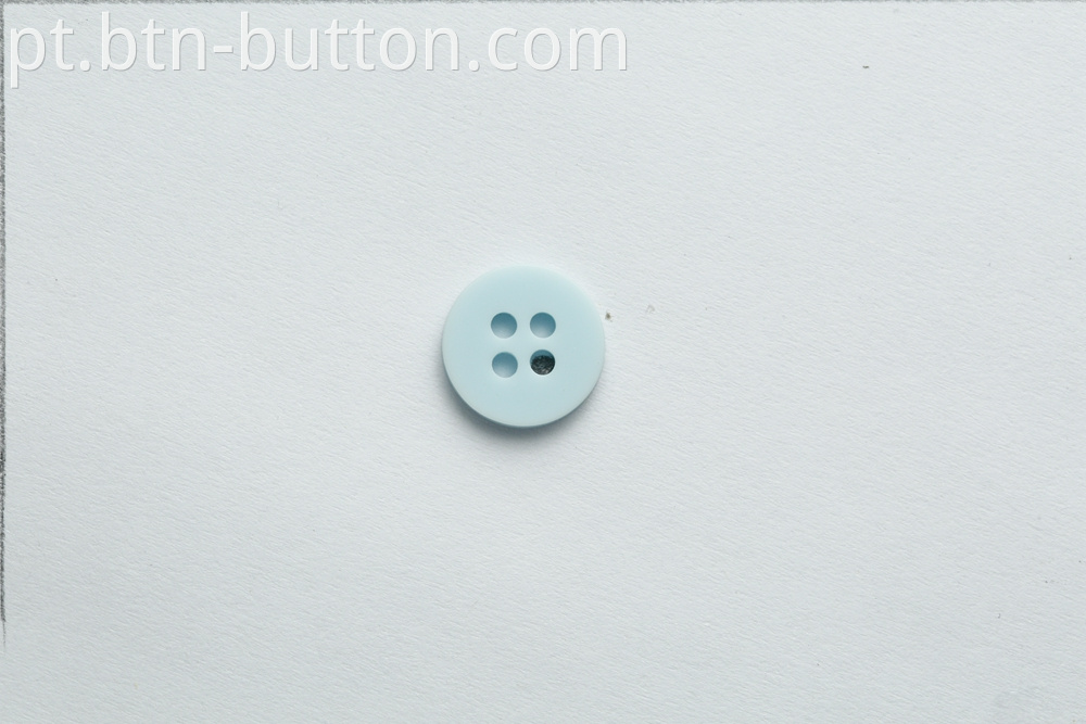 Element edge magnetic buttons for sweaters